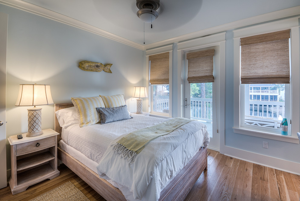 Idée de décoration pour une chambre d'amis marine avec un mur bleu et parquet clair.