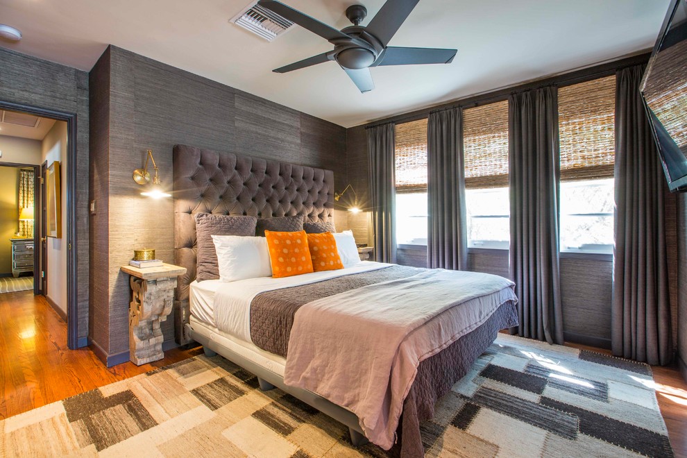Imagen de dormitorio tradicional renovado con paredes grises, suelo de madera en tonos medios y suelo marrón