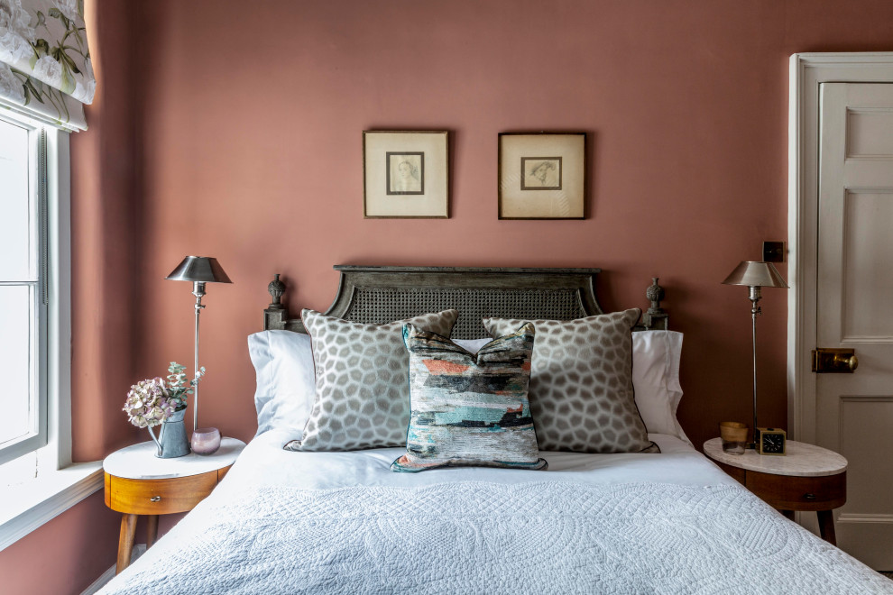 Идея дизайна: спальня в современном стиле с розовыми стенами