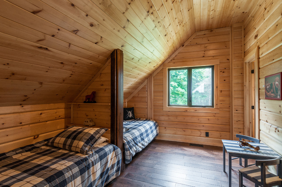 Mittelgroßes Rustikales Schlafzimmer im Loft-Style mit brauner Wandfarbe und braunem Holzboden in Charlotte