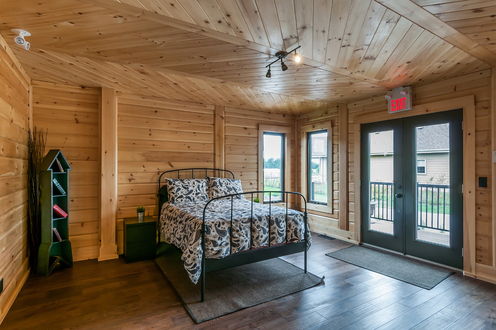 Diseño de dormitorio principal rústico de tamaño medio con paredes marrones y suelo de madera en tonos medios