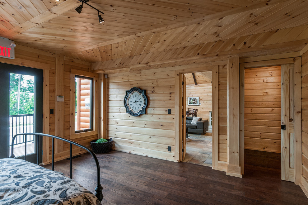 Foto de dormitorio principal rústico de tamaño medio con paredes marrones y suelo de madera en tonos medios