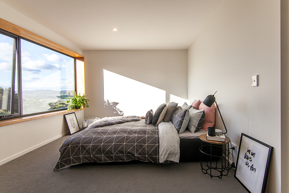 Imagen de dormitorio principal contemporáneo de tamaño medio con paredes blancas y moqueta
