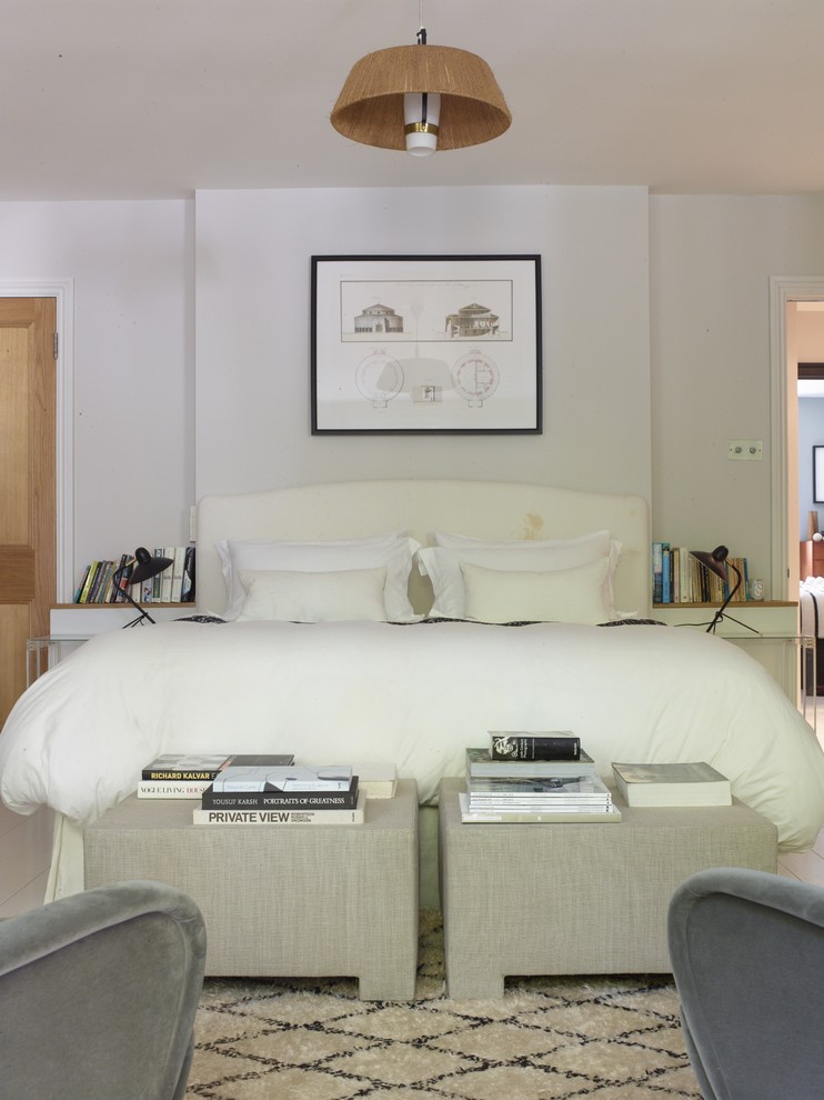 Imagen de dormitorio principal tradicional renovado grande con paredes blancas, suelo de madera pintada y suelo blanco