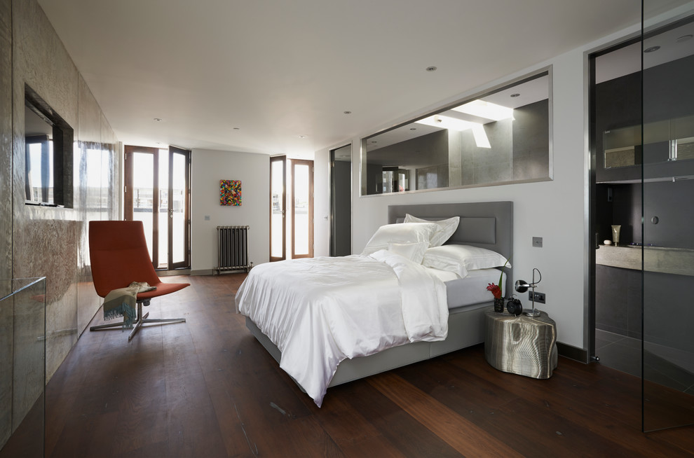 Modernes Schlafzimmer mit weißer Wandfarbe und dunklem Holzboden in London