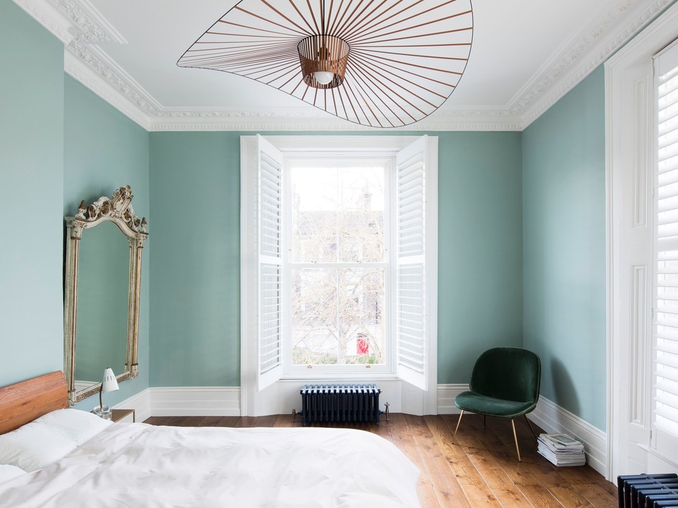 Стильный дизайн: большая хозяйская спальня в стиле модернизм с зелеными стенами, темным паркетным полом и коричневым полом без камина - последний тренд