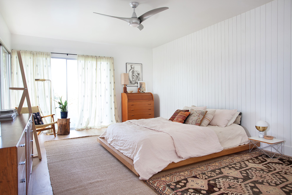 Ispirazione per una camera da letto moderna con pareti bianche