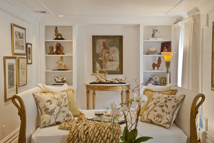 Foto de habitación de invitados tradicional de tamaño medio sin chimenea con paredes blancas y suelo de madera clara