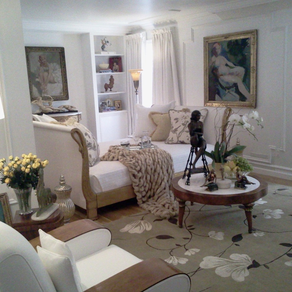 Foto de habitación de invitados clásica de tamaño medio sin chimenea con paredes blancas y suelo de madera clara