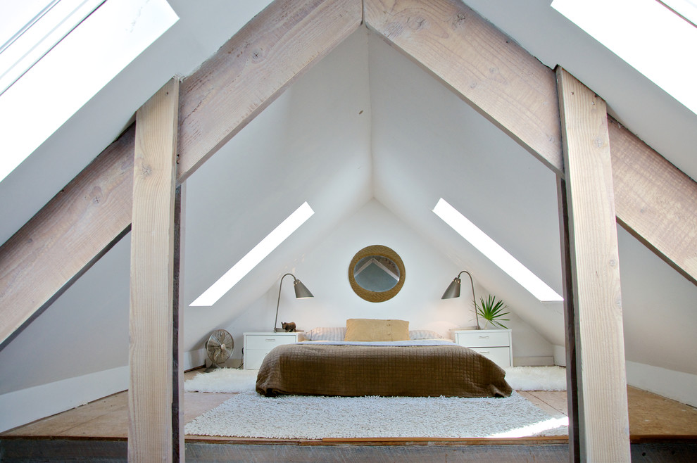 Idee per una camera da letto costiera con pareti bianche e pavimento in compensato