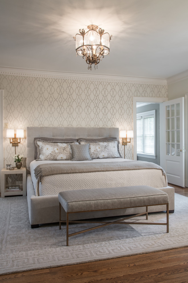Modelo de dormitorio principal clásico renovado grande sin chimenea con paredes blancas y suelo de madera en tonos medios