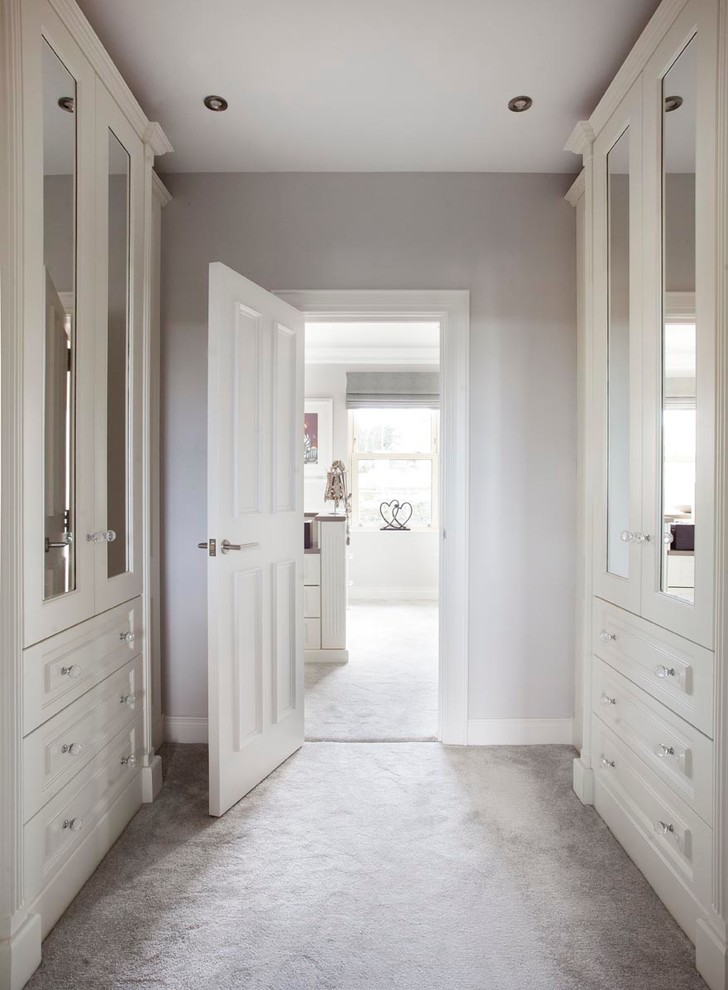 Cette image montre une grande chambre parentale minimaliste avec un mur gris, un sol en carrelage de céramique et aucune cheminée.