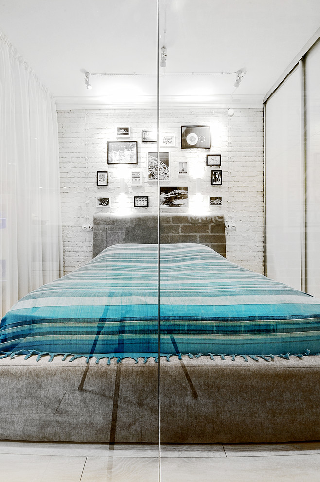 Стильный дизайн: спальня в современном стиле с белыми стенами - последний тренд