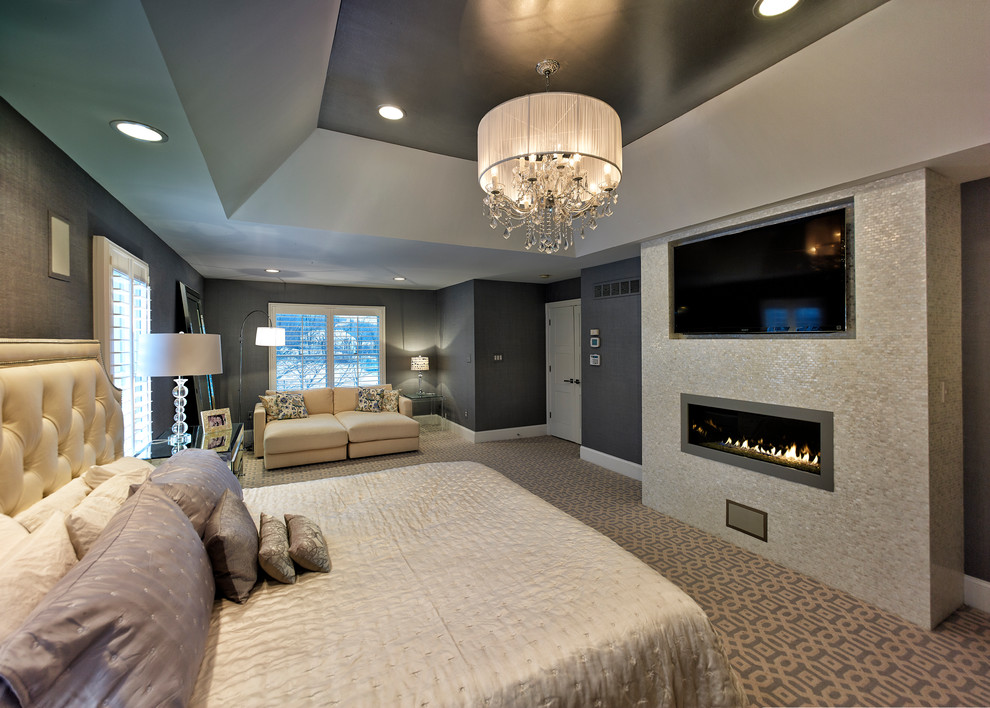 Идея дизайна: хозяйская спальня в стиле неоклассика (современная классика) с синими стенами и горизонтальным камином