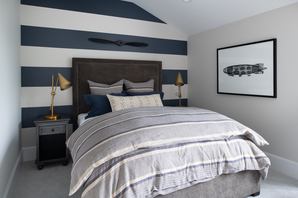 Стильный дизайн: спальня в морском стиле с разноцветными стенами, ковровым покрытием и серым полом - последний тренд