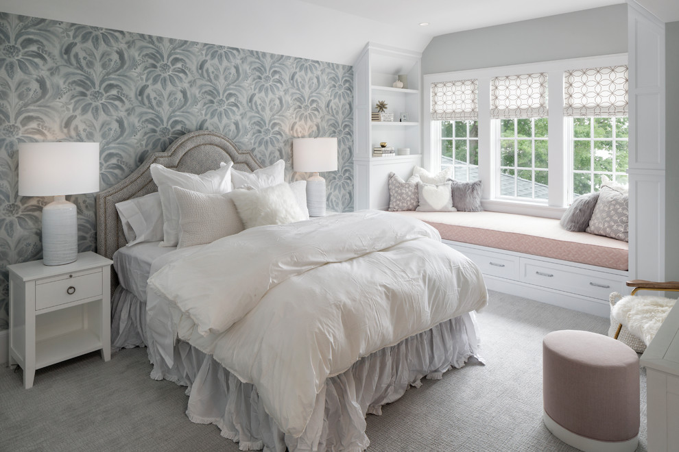 На фото: спальня в морском стиле с серыми стенами, ковровым покрытием и серым полом