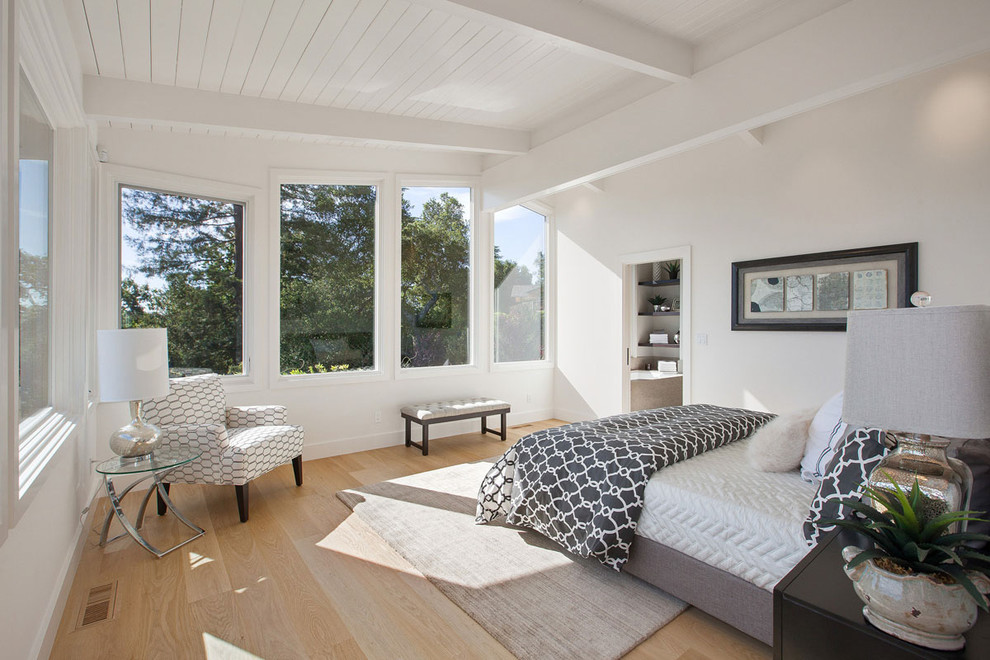 Diseño de dormitorio principal contemporáneo de tamaño medio con paredes blancas y suelo de madera clara