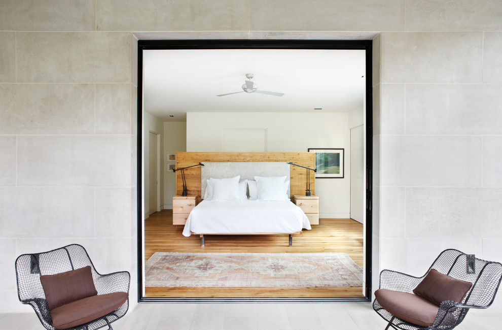 Foto de dormitorio actual con paredes blancas y suelo de madera clara