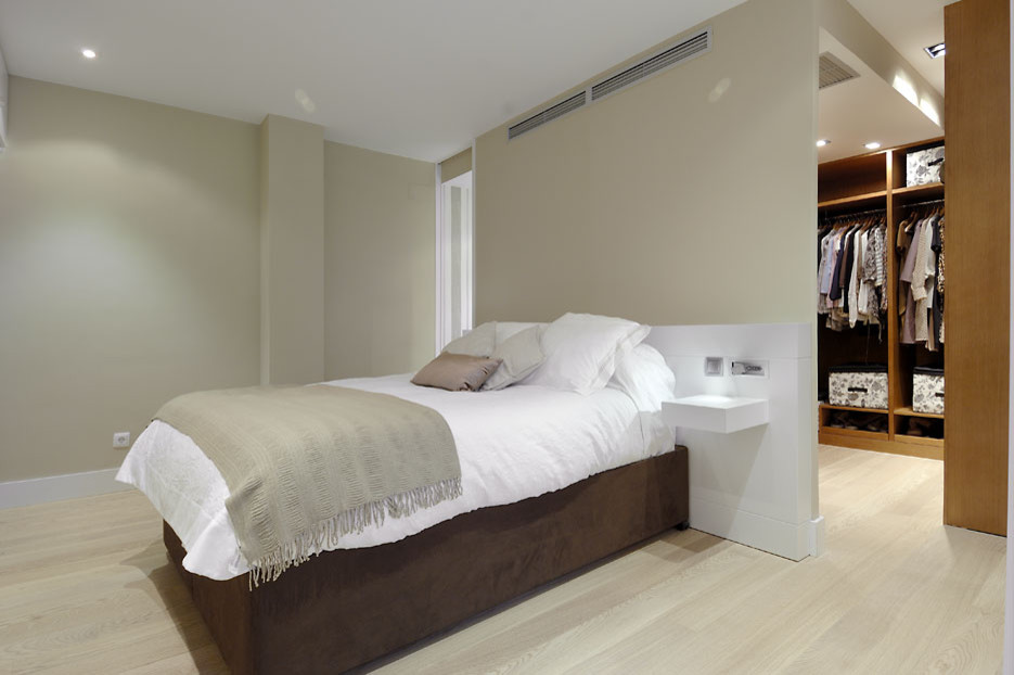Bedroom - modern bedroom idea in Madrid