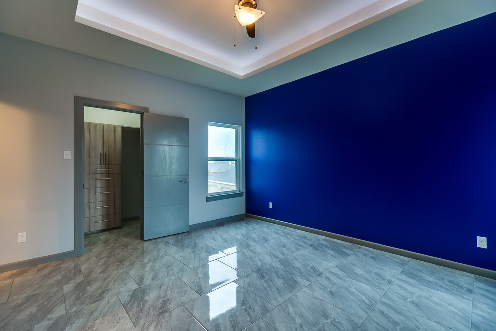 Idee per una piccola camera degli ospiti moderna con pareti blu e pavimento in marmo