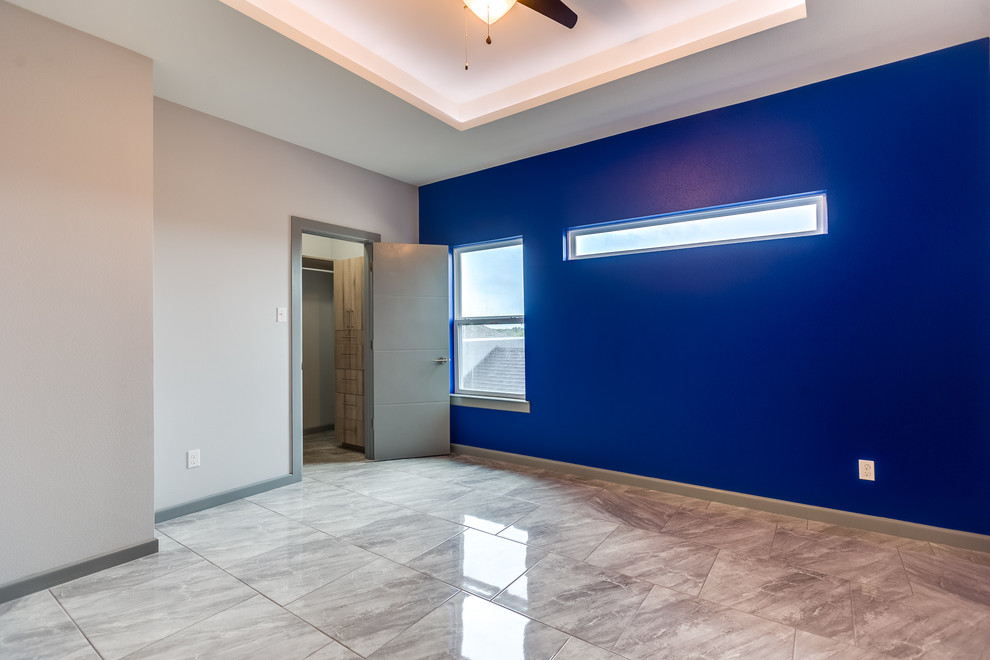 Mittelgroßes Modernes Gästezimmer mit weißer Wandfarbe und Marmorboden in Austin
