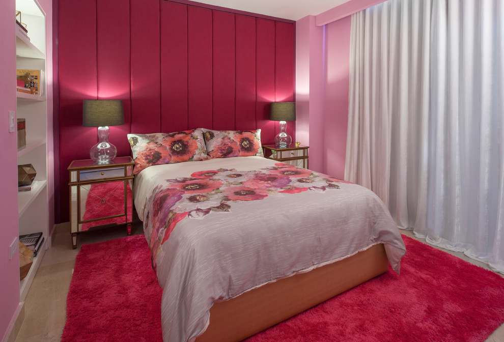 Aménagement d'une chambre d'amis éclectique de taille moyenne avec un mur rose, un sol en marbre et aucune cheminée.