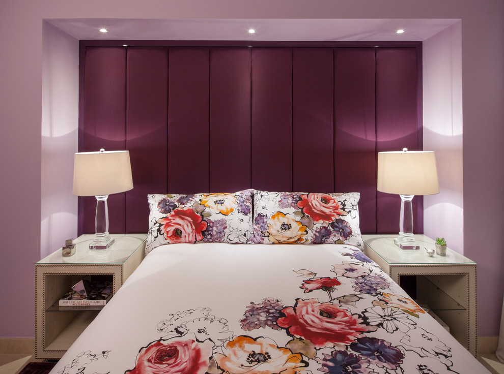 Ejemplo de habitación de invitados ecléctica de tamaño medio sin chimenea con paredes púrpuras