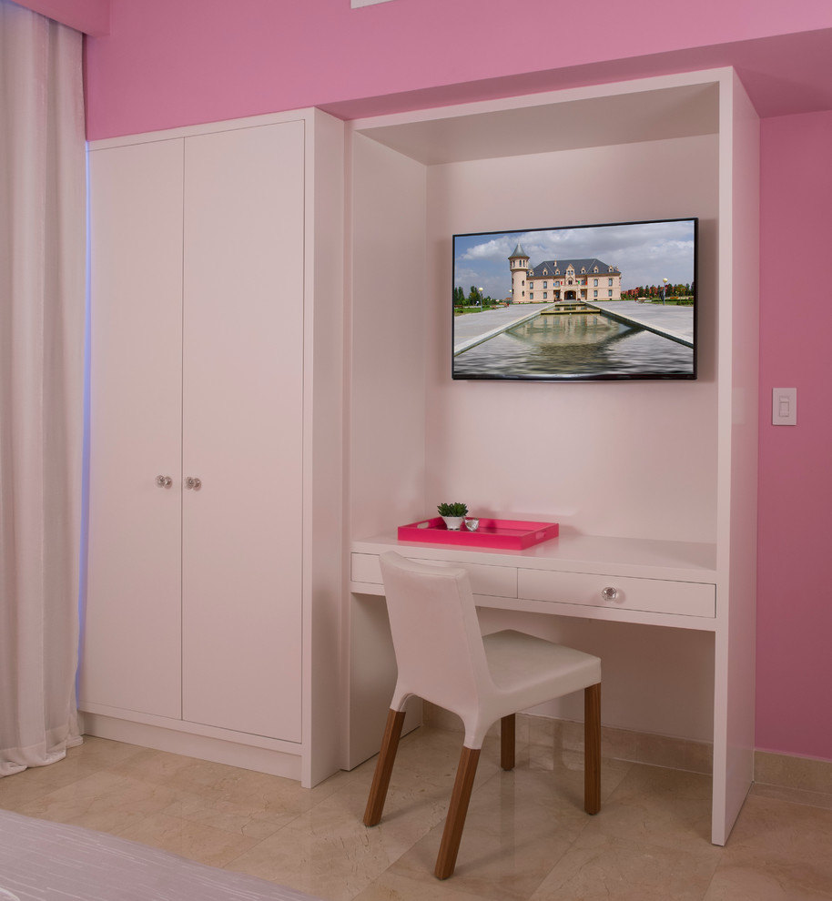 Immagine di una camera degli ospiti minimal di medie dimensioni con pareti rosa, pavimento in marmo e nessun camino