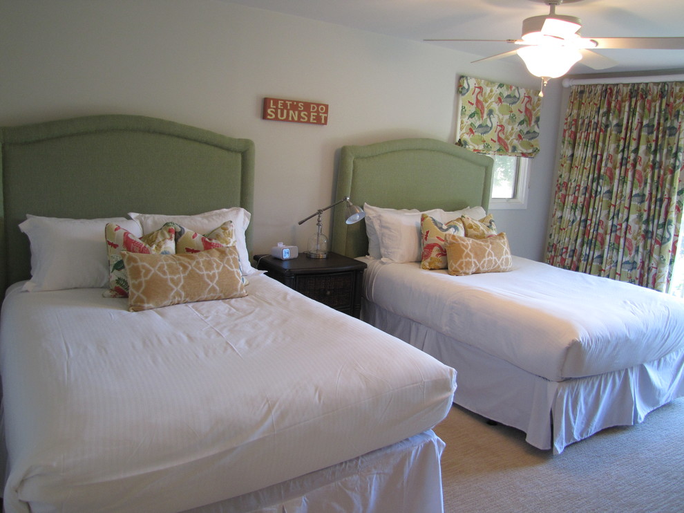 Imagen de habitación de invitados marinera de tamaño medio con paredes beige y moqueta