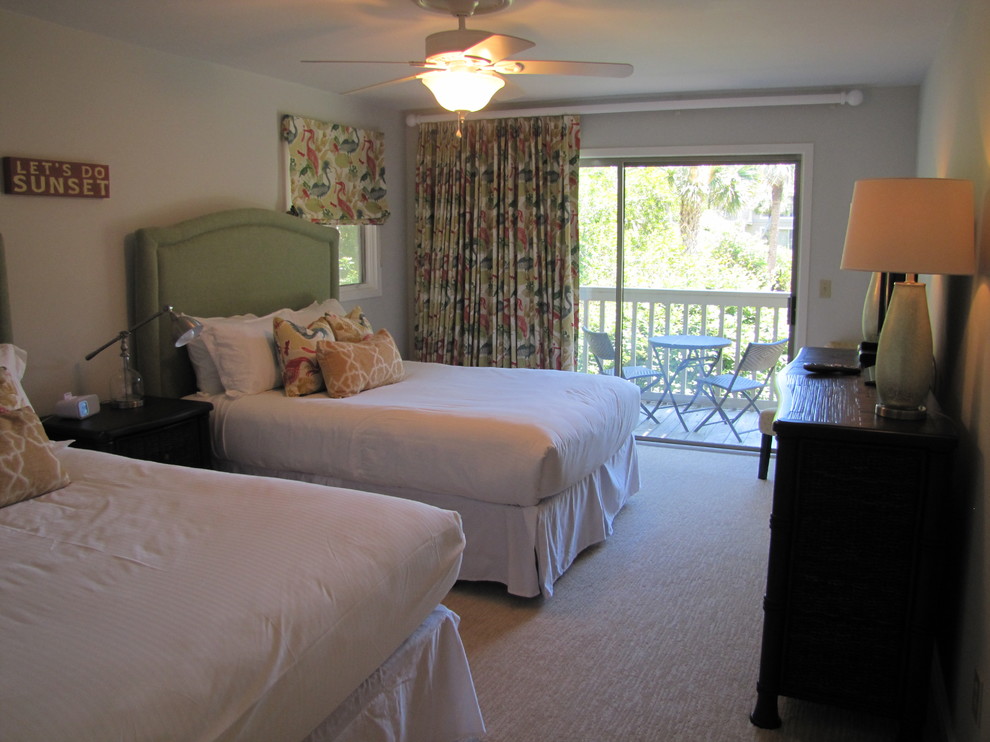 Immagine di una camera degli ospiti stile marino di medie dimensioni con pareti beige e moquette