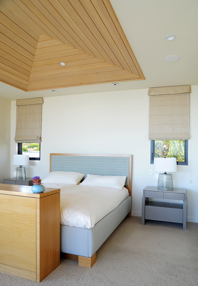 Immagine di una camera da letto costiera con moquette