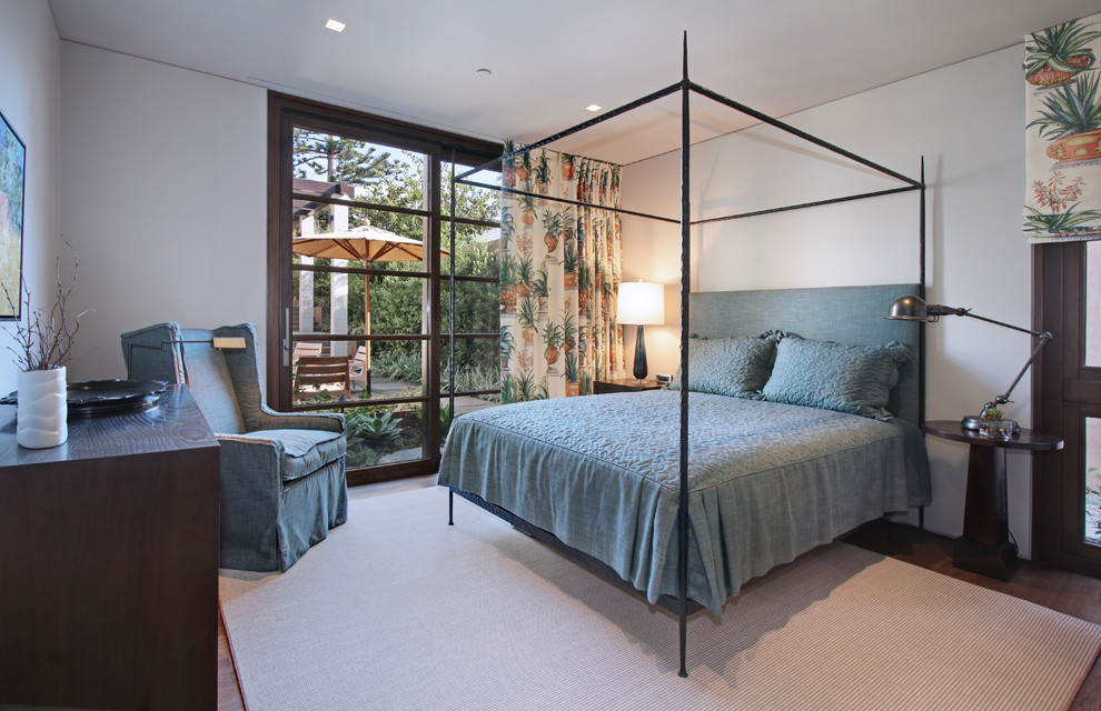 Modernes Schlafzimmer mit weißer Wandfarbe und dunklem Holzboden in Orange County