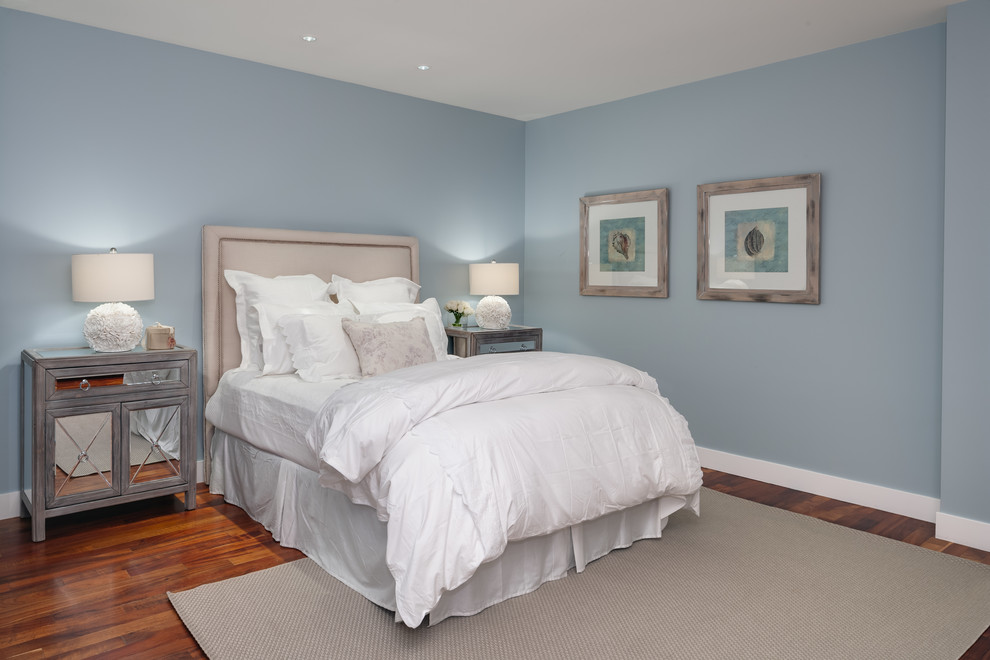 Klassisches Schlafzimmer mit blauer Wandfarbe und braunem Holzboden in Orange County