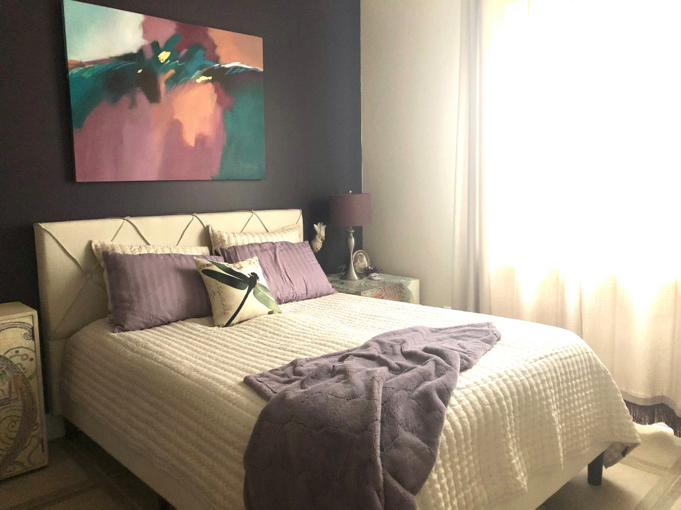 Ejemplo de dormitorio principal exótico pequeño sin chimenea con paredes púrpuras, suelo de baldosas de porcelana y suelo beige