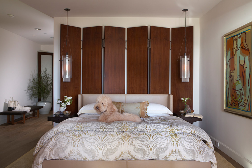 Großes Modernes Hauptschlafzimmer mit weißer Wandfarbe, braunem Holzboden und braunem Boden in Orange County