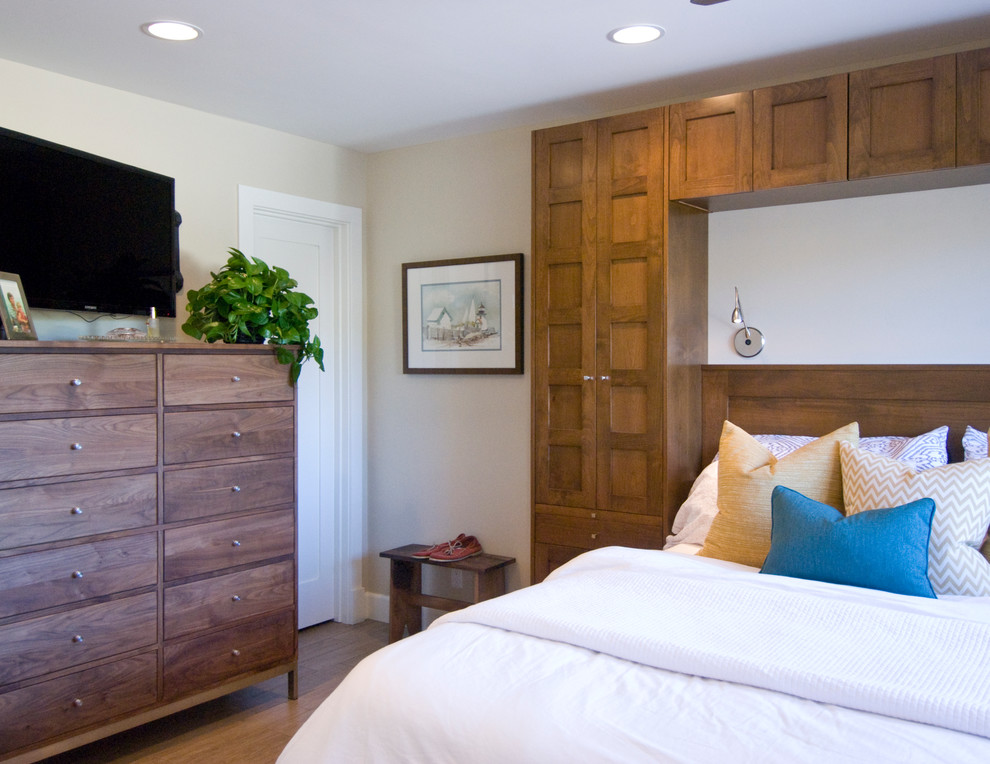 Imagen de dormitorio principal tradicional renovado pequeño sin chimenea con paredes beige y suelo de baldosas de porcelana