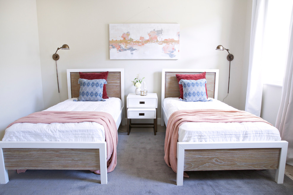 Kleines Klassisches Gästezimmer ohne Kamin mit beiger Wandfarbe und Teppichboden in Orange County