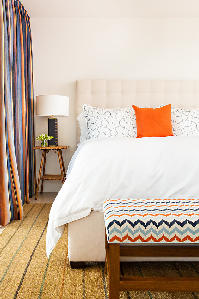 Klassisches Schlafzimmer ohne Kamin mit weißer Wandfarbe in Los Angeles