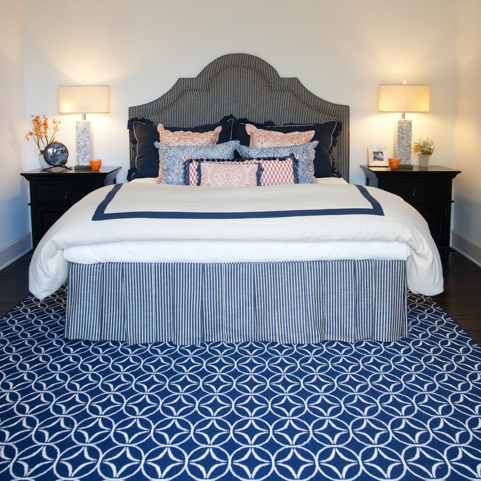 Exempel på ett klassiskt sovrum, med vita väggar, mörkt trägolv och blått golv