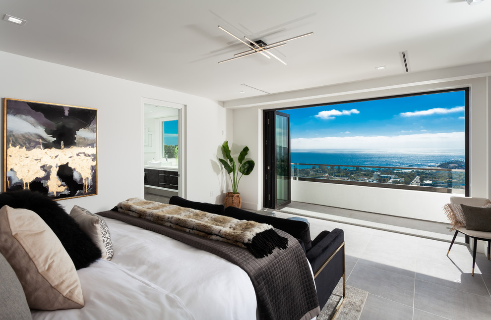 Стильный дизайн: спальня в современном стиле с белыми стенами и серым полом - последний тренд