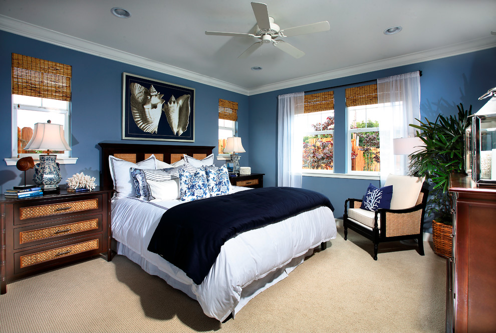 Exemple d'une chambre chic de taille moyenne avec un mur bleu.