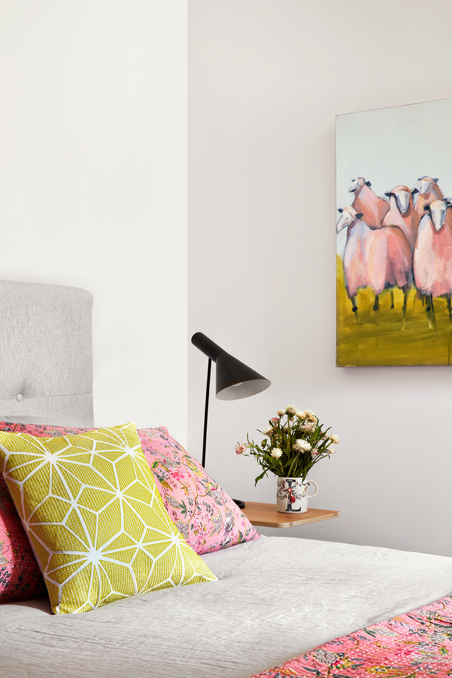 Exemple d'une chambre d'amis chic de taille moyenne avec un mur blanc, un sol en bois brun et un sol marron.