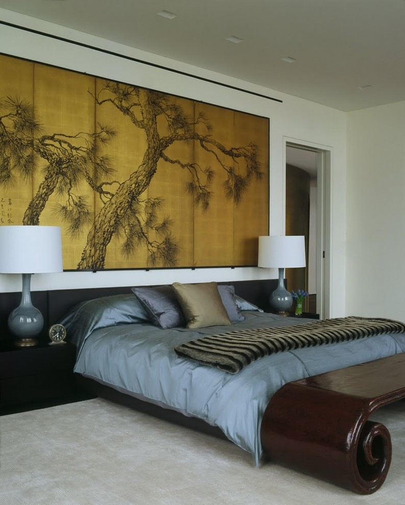 Modelo de dormitorio asiático sin chimenea con paredes blancas y moqueta