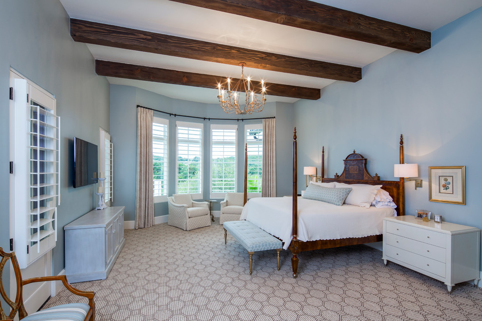 Idee per una camera da letto tradizionale di medie dimensioni con pareti blu e moquette