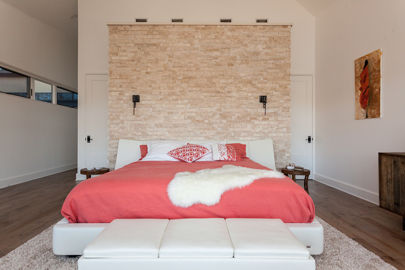 Foto de dormitorio principal minimalista de tamaño medio con paredes blancas, suelo de madera clara y suelo beige