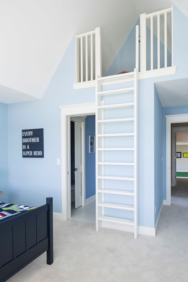 Imagen de dormitorio tipo loft tradicional con paredes azules y moqueta