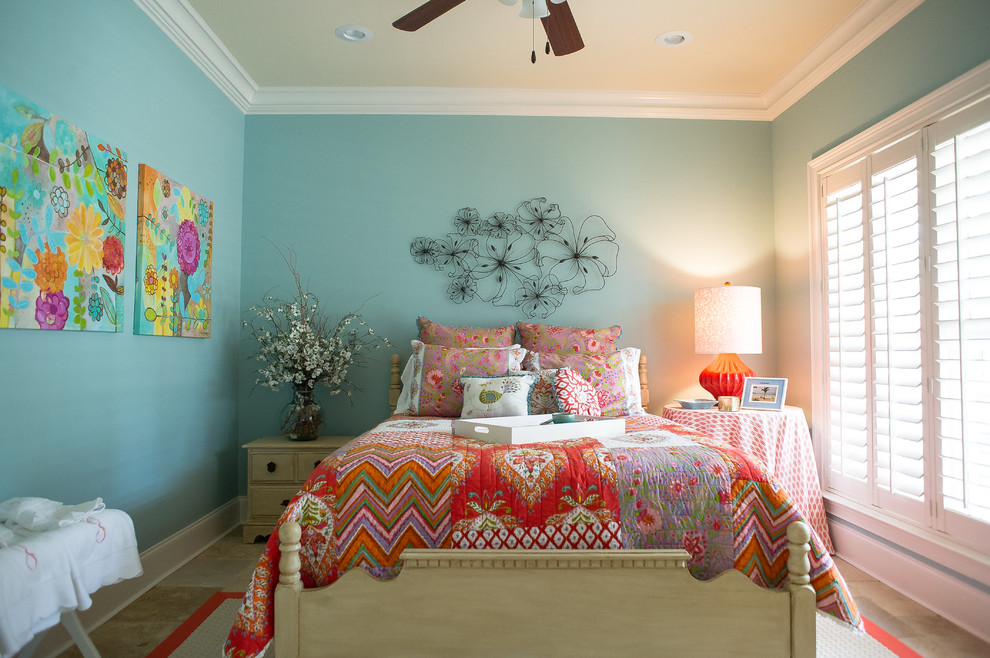 На фото: гостевая спальня среднего размера, (комната для гостей) в стиле неоклассика (современная классика) с синими стенами и полом из керамической плитки без камина с