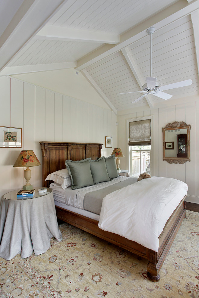 На фото: хозяйская спальня в белых тонах с отделкой деревом в классическом стиле с белыми стенами с