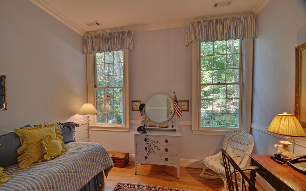 Klassisches Schlafzimmer mit blauer Wandfarbe, braunem Holzboden und orangem Boden in Atlanta