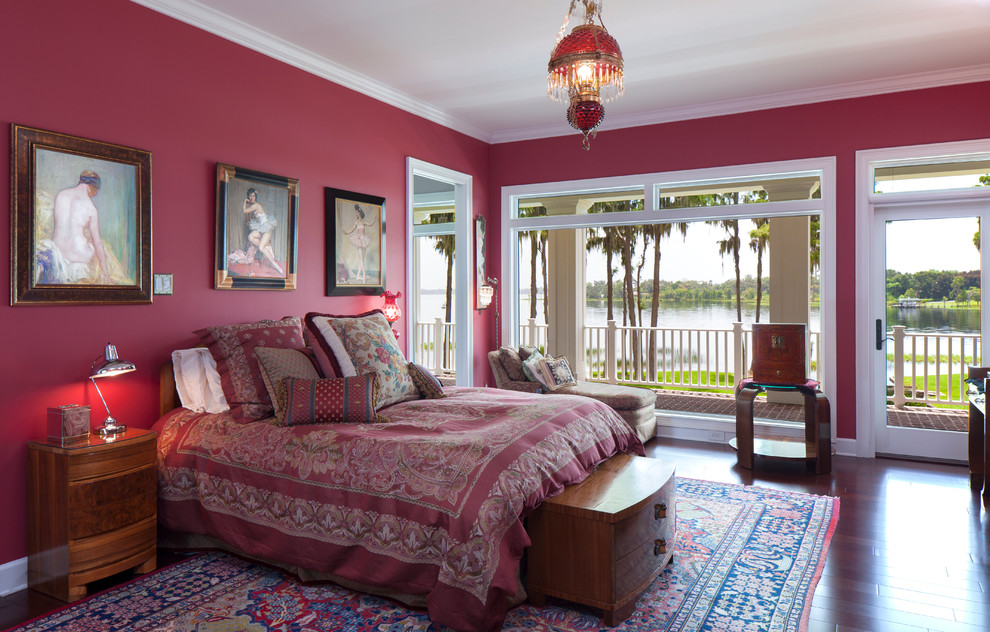 Großes Klassisches Hauptschlafzimmer ohne Kamin mit dunklem Holzboden und lila Wandfarbe in Orlando
